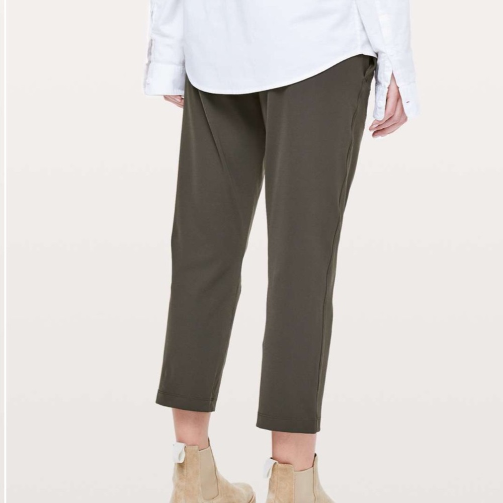 LAST CHANCE | Lululemon On The Fly 23* Crop Pants in Dark Olive - Picture 3 of 7